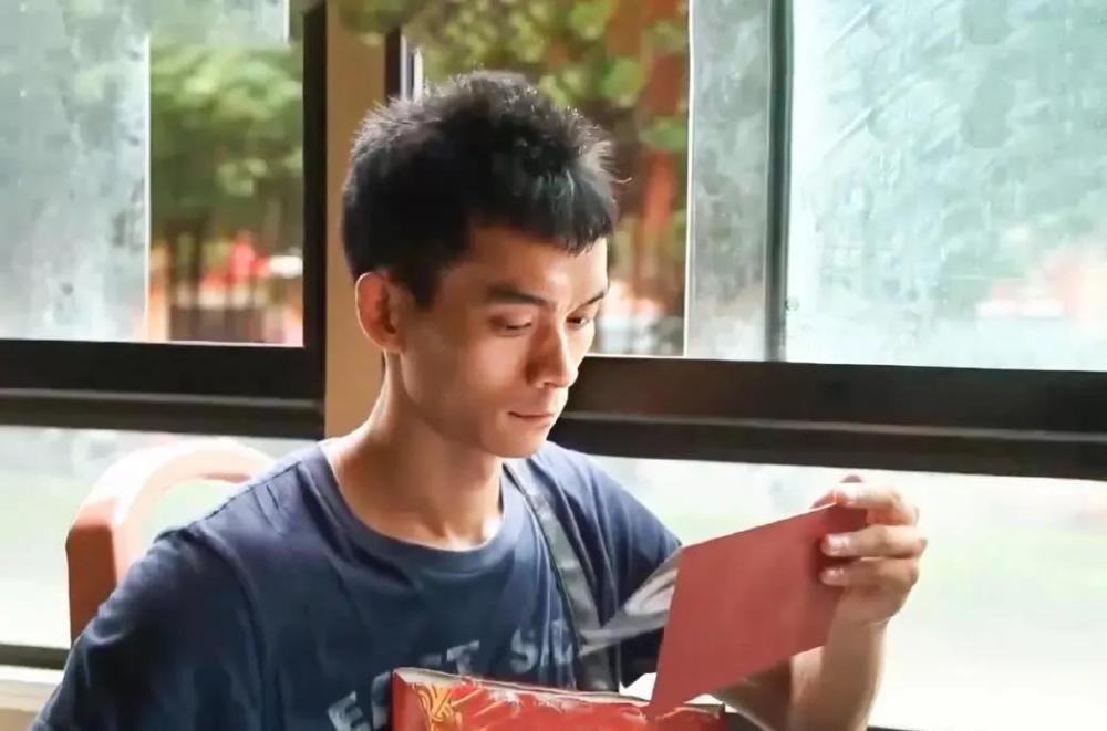 考场现2米23高考生，挑战极限的青春力量